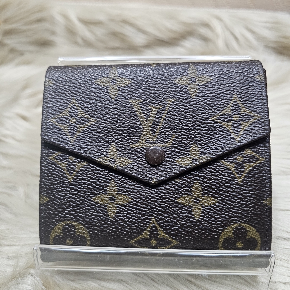 Louis Vuitton Vintage Compact Wallet. Snaps on both sides.With Box And Dustbag